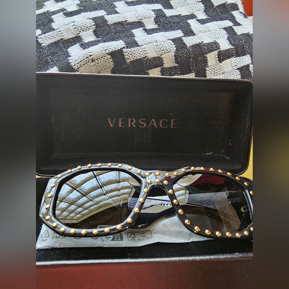 Bnwt Versace medusa rock stud sunglasses with box and case